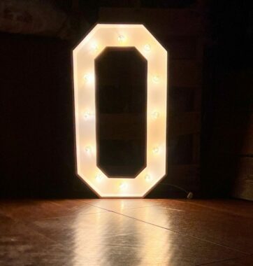 Marquee letter O