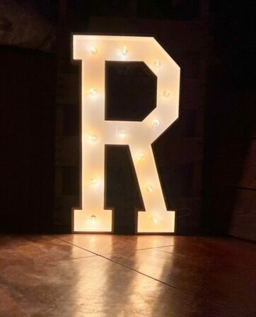 Marquee letter R