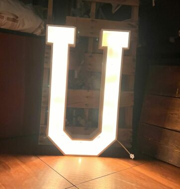 Marquee letter U